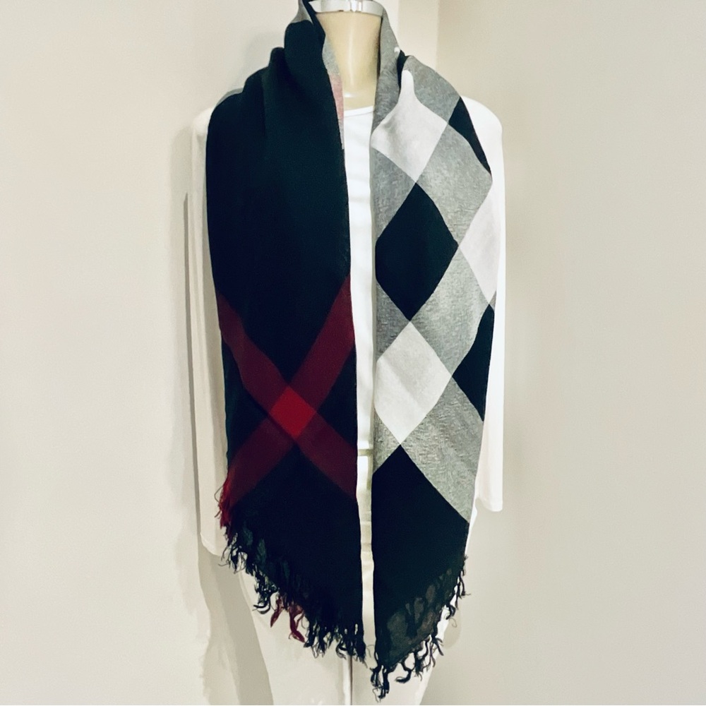 BURBERRY LONDON HOUSR CHECK WRAP / SCARF. - Picture 9 of 16